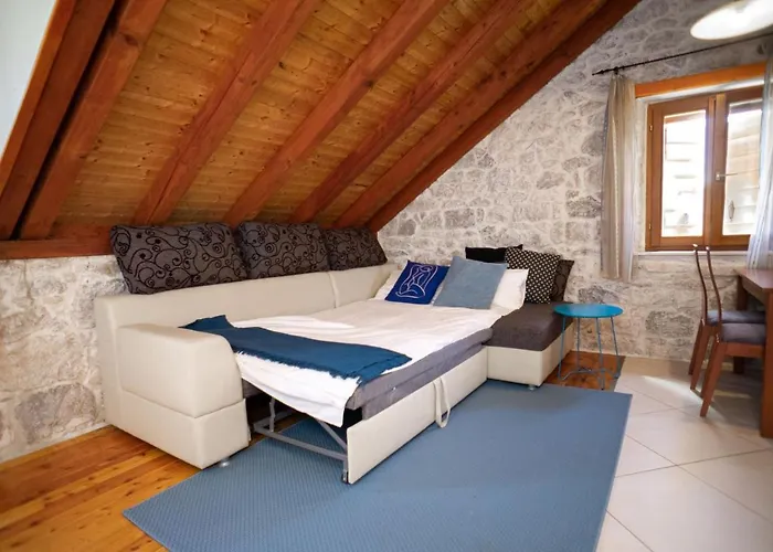 Stone House Marino بيت للعطل *
