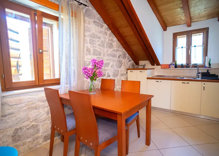Stone House Marino 特罗吉尔