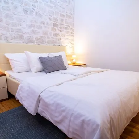 Stone House Marino 度假居 特罗吉尔