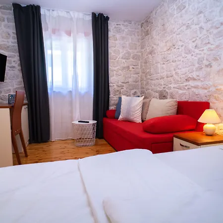 Stone House Marino 特罗吉尔