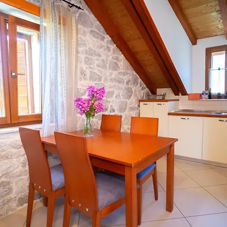 Stone House Marino 特罗吉尔